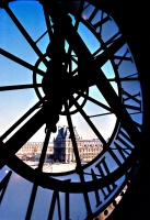 Le Louvre à travers l'horloge du musée d'Orsay