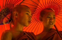 Birmanie- Novices aux ombrelles rouges à Bagan