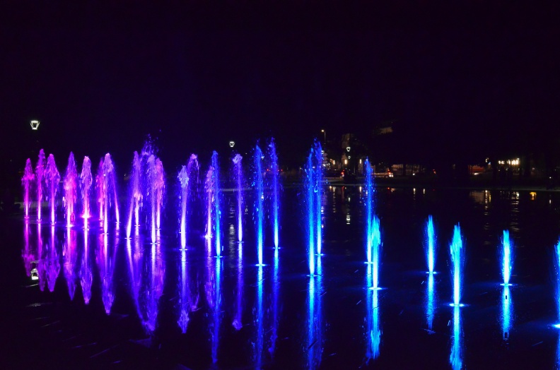 APPAREIL : NIKON D5100
EXPO : 1/40 s à f/9,0 avec Trepied
DISTANCE FOCALE : 35 mm
ISO : 6400
FICHIER : JPEG FINE miroirs d'eaux la nuit a nantes 1.jpg
