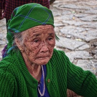 Vieille femme en vert