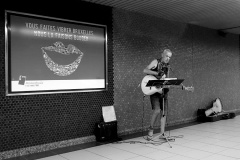 Chanteur dans le métro Simonis à Bruxelles