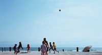 LESENFANTS JOUENT AU BALLON