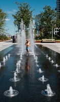 L'enfant qui coure dans l'eau