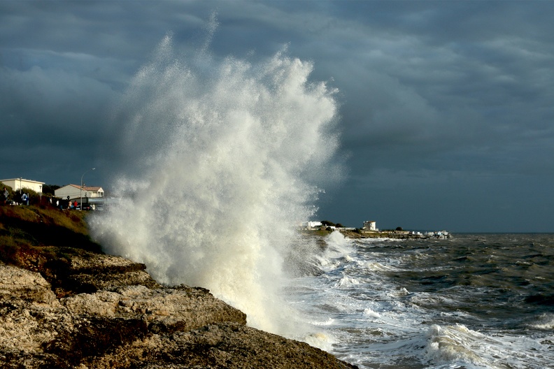 Marée haute, du vent, un peu de soleil, parfait pour figer ces embruns IMG_6340.jpg