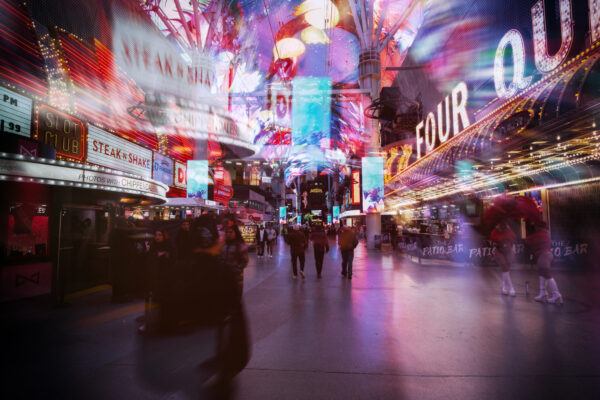 Dominique Fleury - Las Vegas - Chasseur d'images n°462 - CI 462 A cette hauteur de Fremont Street, les passants hommes et femmes peuvent se faire photographier avec des chippendales (à droite) ou des showgirls (à gauche). Dominique Fleury - Las Vegas - Chasseur d'images n°462 - CI462
