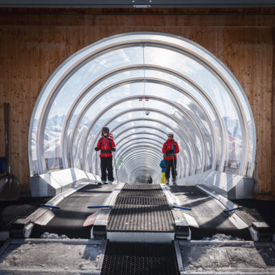 Snow Therapy par Didier Bizet - Chasseur d'images 463 La station moderne est celle qui s’adapte aux skieurs. Accéder aux pistes le plus rapidement est nécessaire pour la fluidité des milliers de skieurs. Snow Therapy par Didier Bizet - Chasseur d'images 463